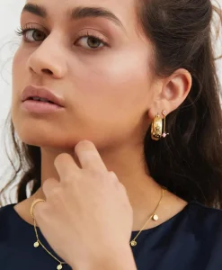 Anna+Nina Oorbellen Flower Garland Stamped Hoop Earrings Bra Goud