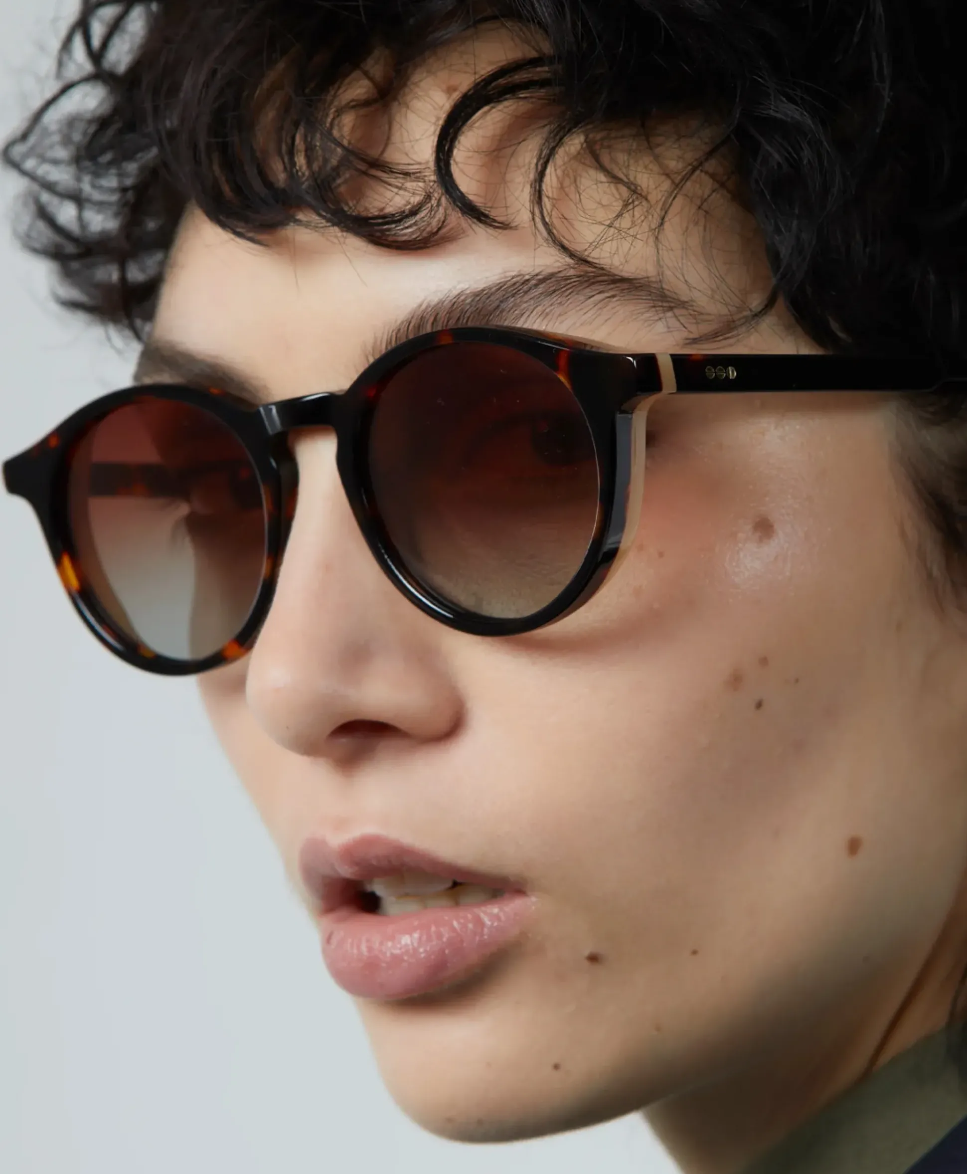 Komono Zonnebril Archie Tortoise Blonde Wing Beige